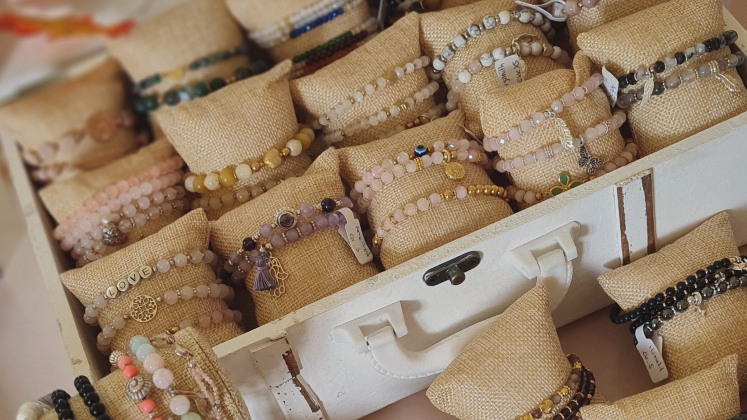 Unsere Partnerschaft: MyLa Steinschmuck!